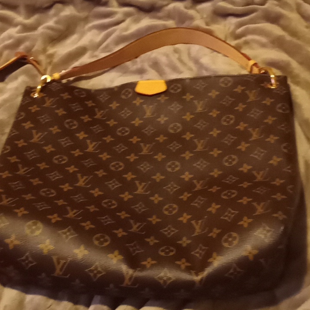 Louis Vuitton purse wallet not include but can purchase separately.